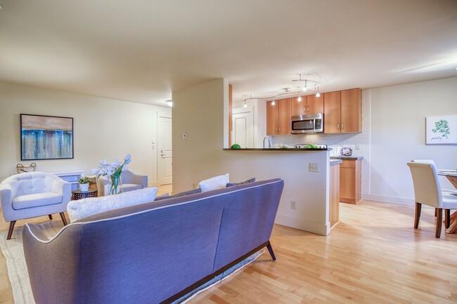 Building Photo - Beautifully Updated 1 Bedroom Condo w/Priv...