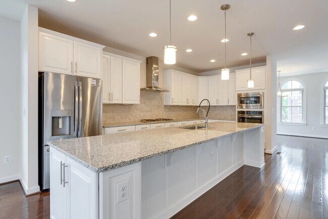 Foto del edificio - 7200 Holywell Ln