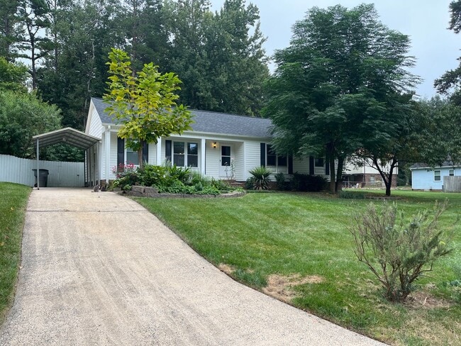Building Photo - Move-in Ready Home Located in The Four Sea...