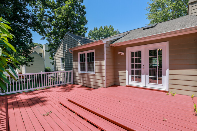 Gran patio trasero - 701 Marbleridge Rd