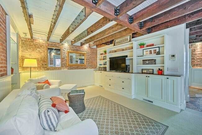 Building Photo - Elegantly Furnished 3 Bedroom Single Famil...