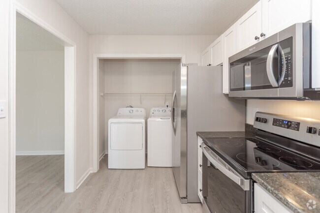 2BR, 2BA - 1100SF Mejora inferior - Cocina - Skyside Landing Apartments