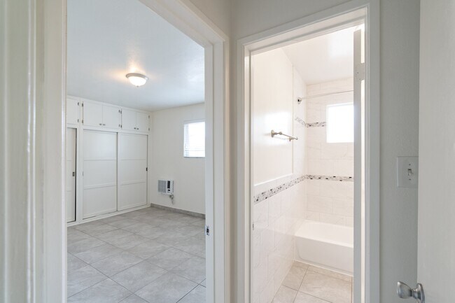 Building Photo - 4846 Hazeltine Ave