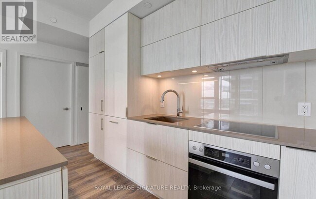 Photo du bâtiment - 15 Lower Jarvis St