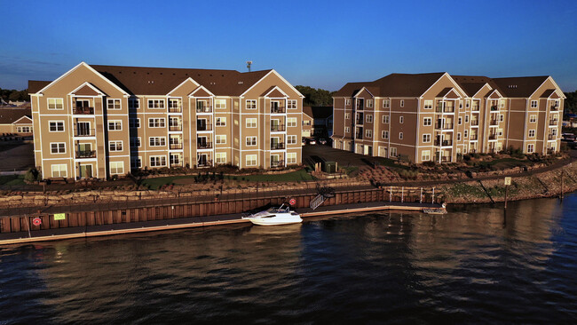 Muelle para botes y de Riverwalk - 600 River Road Apartments