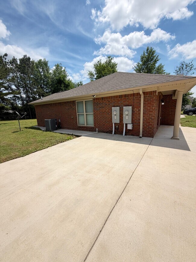 Building Photo - 127 Hedge Ln