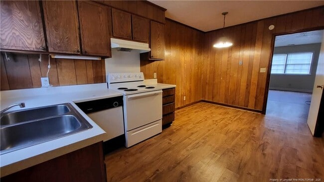 Building Photo - 1005 N Elm St