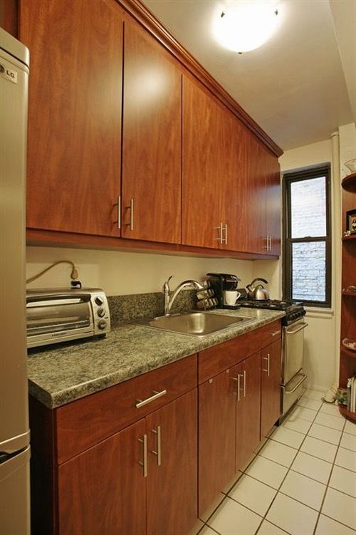 Building Photo - 210 E 70th St