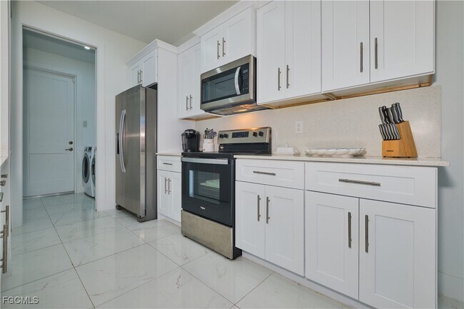 Foto del edificio - 330 El Dorado Blvd N