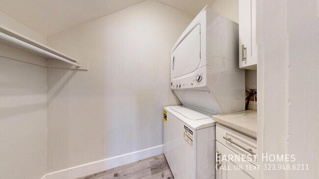 Foto del edificio - 7051 1/2 White Oak Avenue-