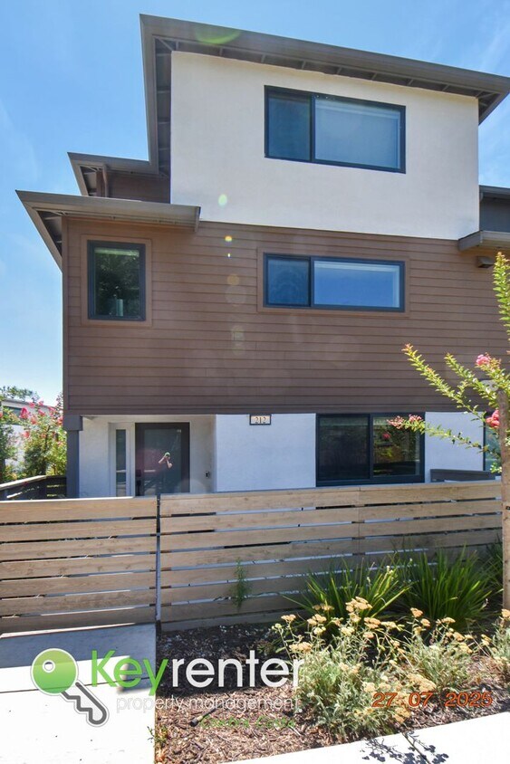 Foto principal - Newer Energy Efficient Luxury Townhouse in...