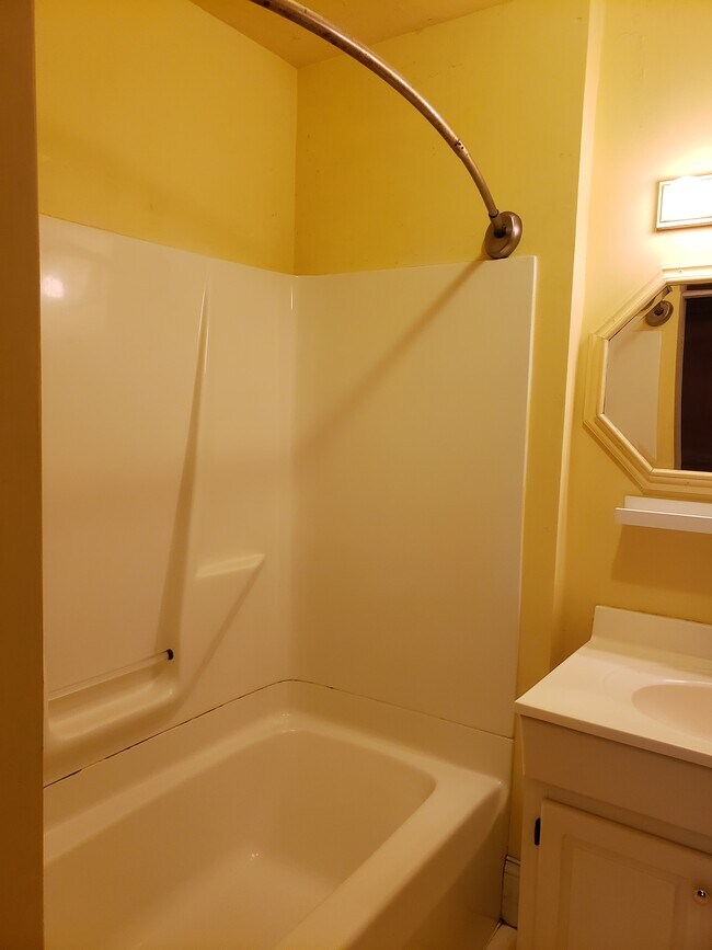 Foto del edificio - 114 Howard Dr