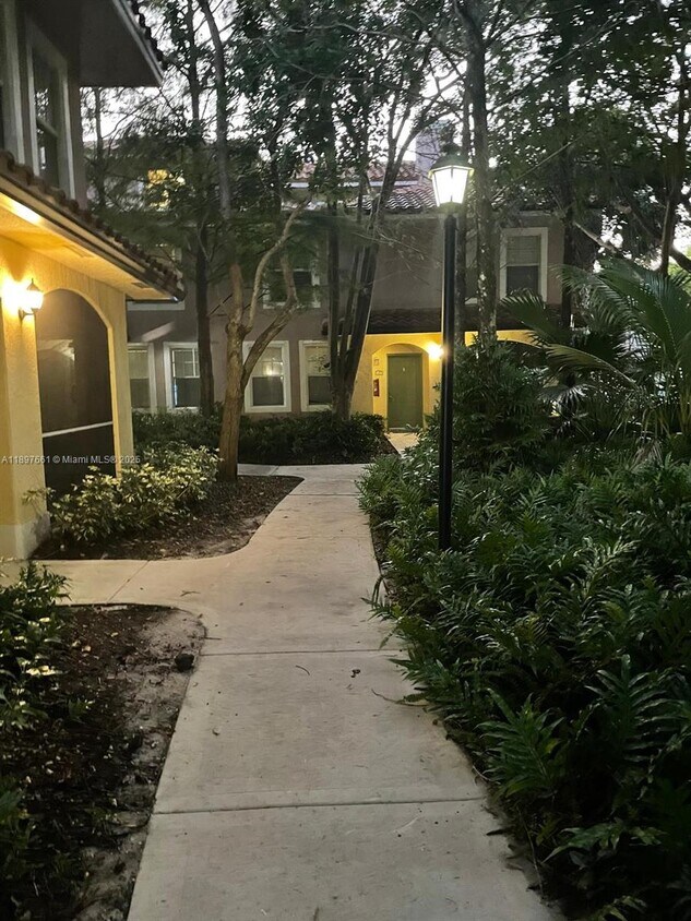 Foto principal - 6474 W Sample Rd