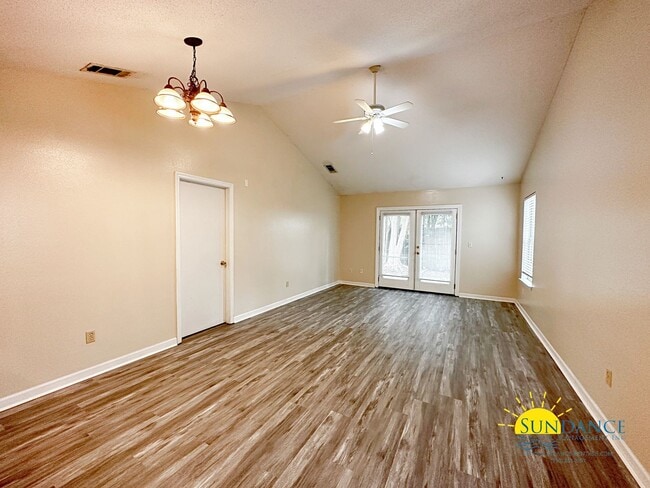 Building Photo - Adorable 2 Bedroom with New Flooring in FWB!