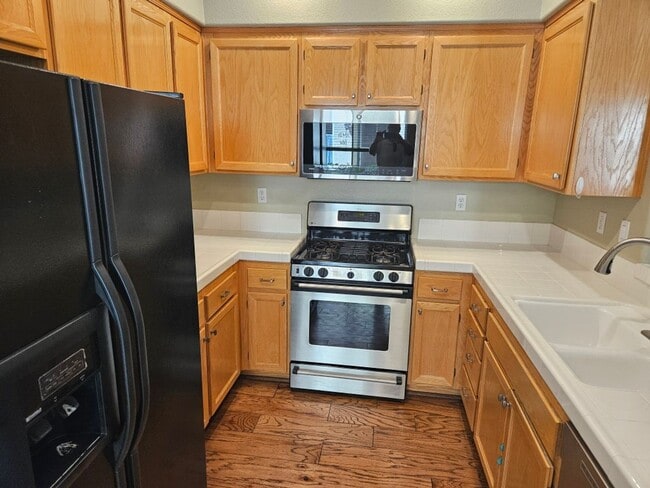 Building Photo - 3 Bedroom - 2.5 Bathroom Townhome in Scrip...