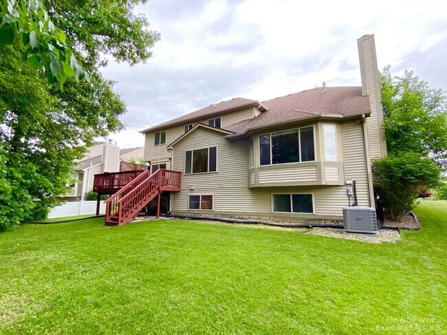 Building Photo - 5923 Cedar Ridge Dr