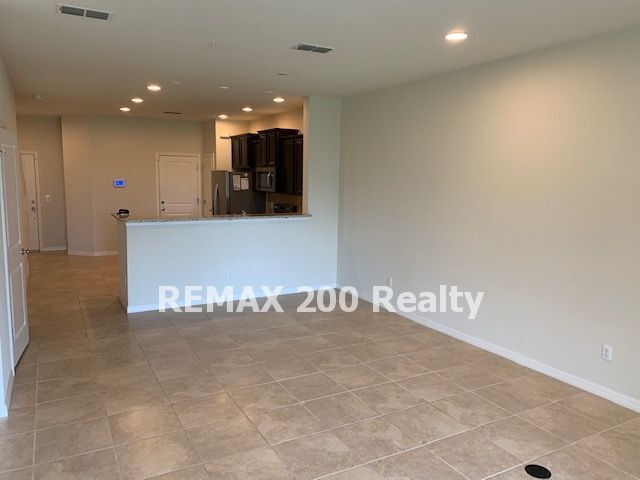 Building Photo - Beautiful 3/2.5 Townhome in Emerson Park