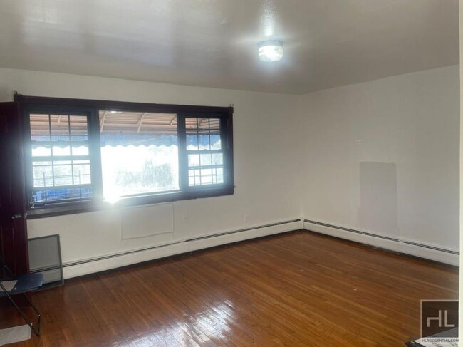Foto del edificio - 3 bedroom in BROOKLYN NY 11208