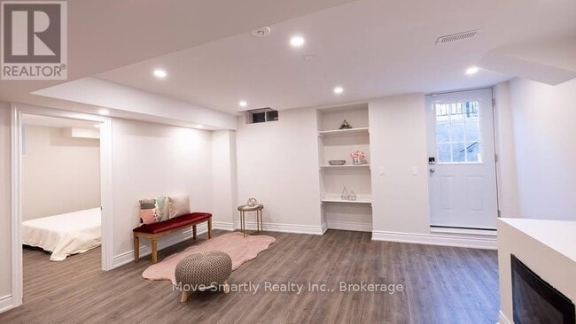 Building Photo - 131 Bentwood Crescent