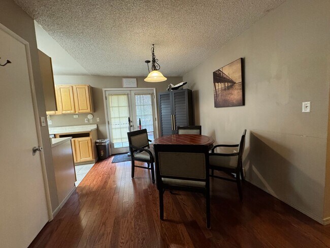 Foto del edificio - 1739 Crosson Ave