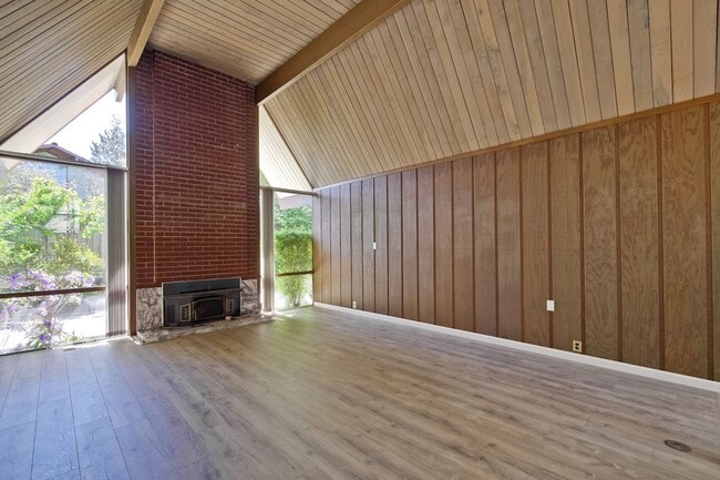 Building Photo - Classic 4+ Bed, 2 Bath Atrium Eichler in P...