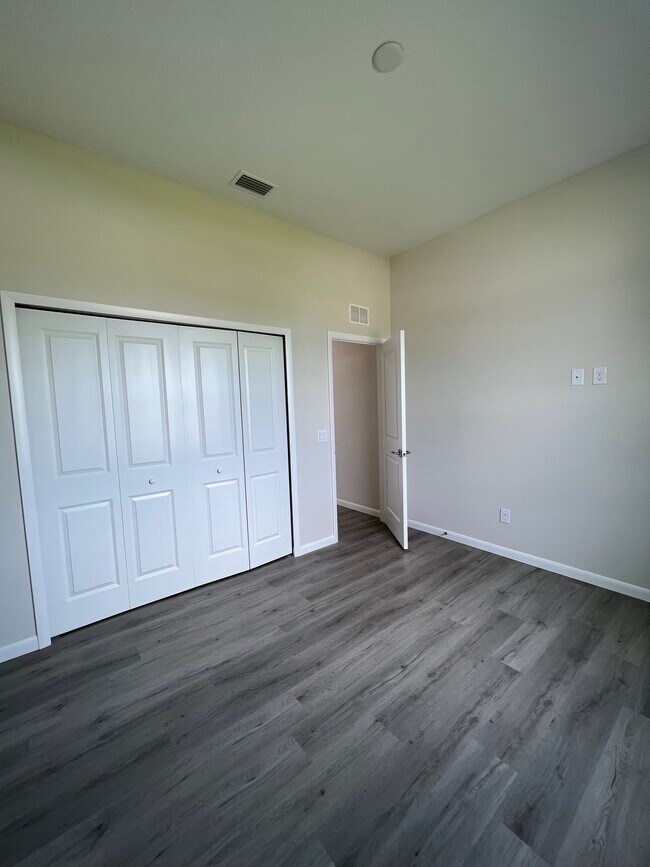 Building Photo - 1088 Saturn Ct