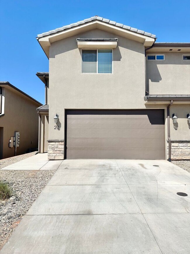 Building Photo - Tortoise Rock Dr Townhome!