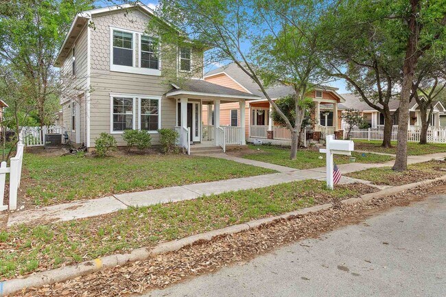 Foto del edificio - Plum Creek - 3 Bedroom / 2.5 Bathroom Home - 2 Car Garage - Fenced Backyard