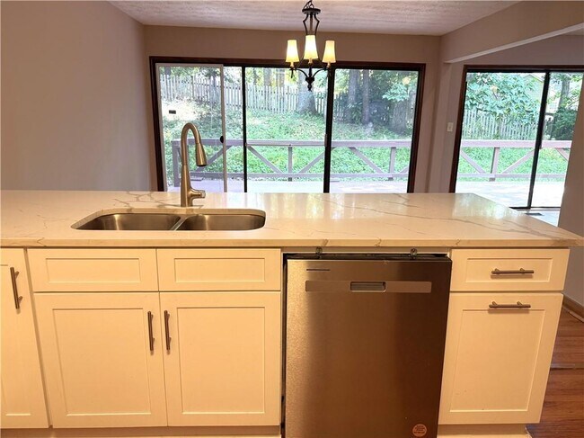 Building Photo - 1302 Colony Dr
