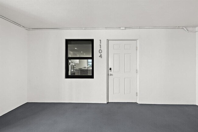 Building Photo - 1401 N Riverside Dr