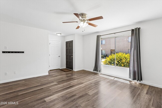 Building Photo - 8141 E Vista Dr