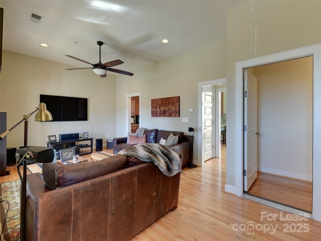 Foto del edificio - 2228 Lyndhurst Ave