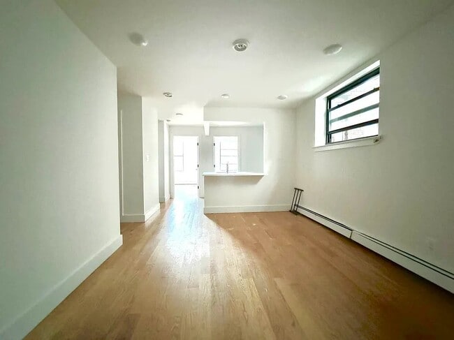 Building Photo - 90 E 18th St