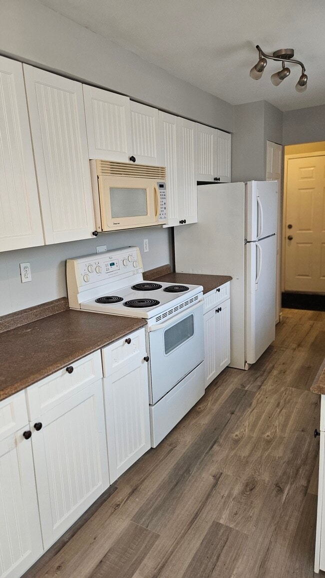 Building Photo - 142 Guildwood Dr