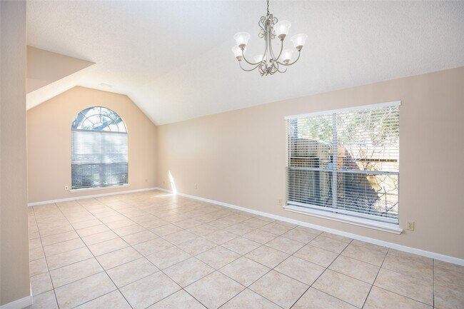 Building Photo - 811 Sierra Lake Dr