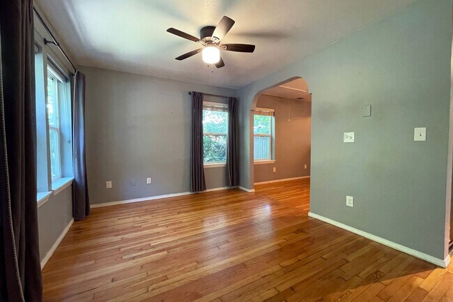 Foto del edificio - Charming Kenton Bungalow with Large Fenced Yard, Central A/C, Washer/Dryer