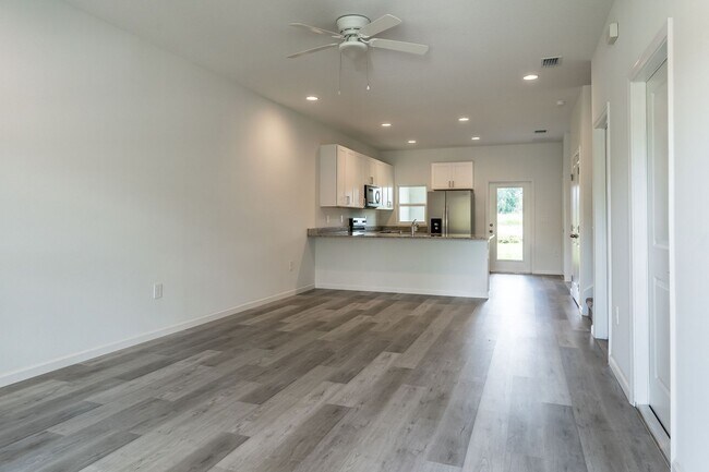 Building Photo - 5365 Vista Lago Dr