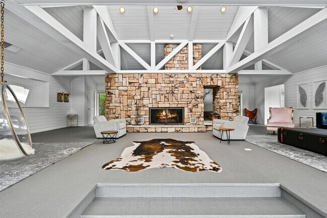 Building Photo - 10 Paradise Ln