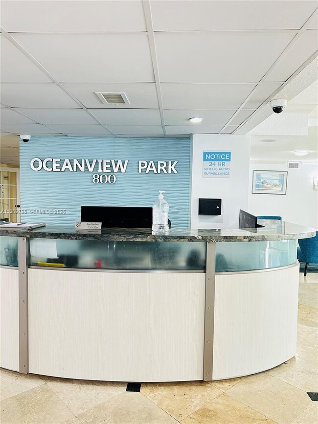 Building Photo - 800 Parkview Dr