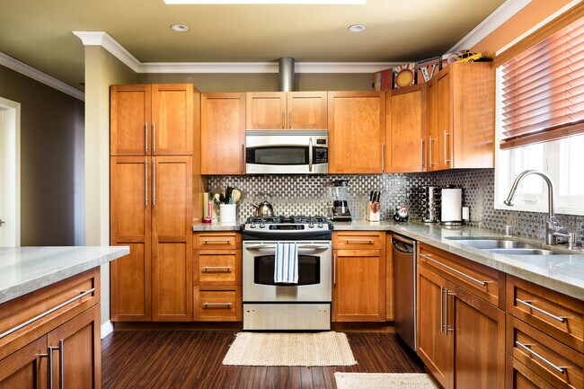 Plenty of space for friends and family to gather - 3745 Ocean View Ave