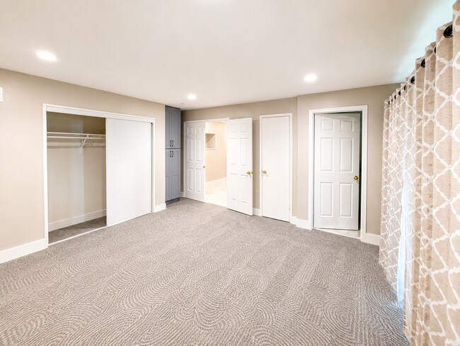 Habitación grande y luminosa con baño. - 2322 Donosa Dr