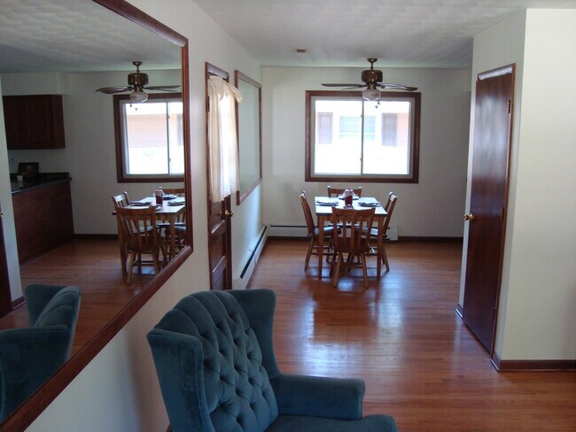 Living / Dining Room - 808 Winthrop Ct