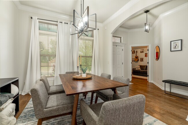 Building Photo - 212 Cowans St