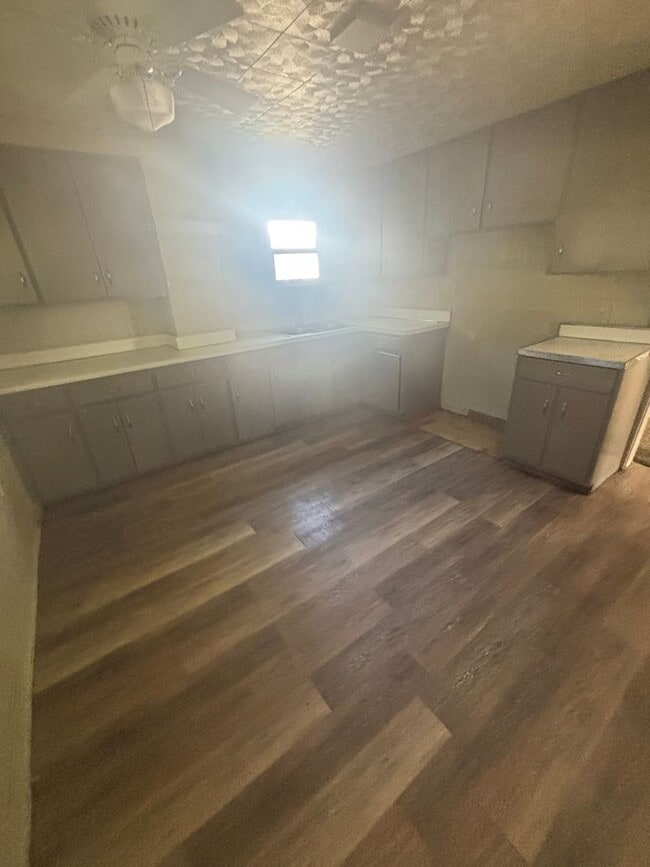 Building Photo - Collinwood Single Home