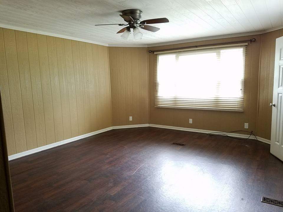 Living room, vinyl flooring. - 1000 Mona Street