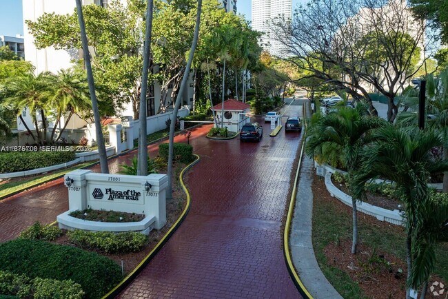 Foto del edificio - 17011 N Bay Rd