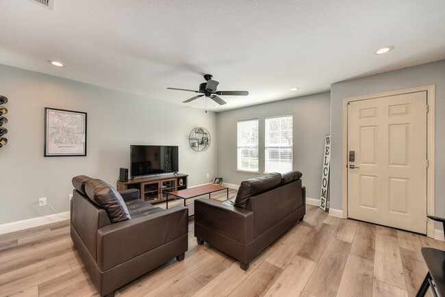Building Photo - 1474 Loon Lake St