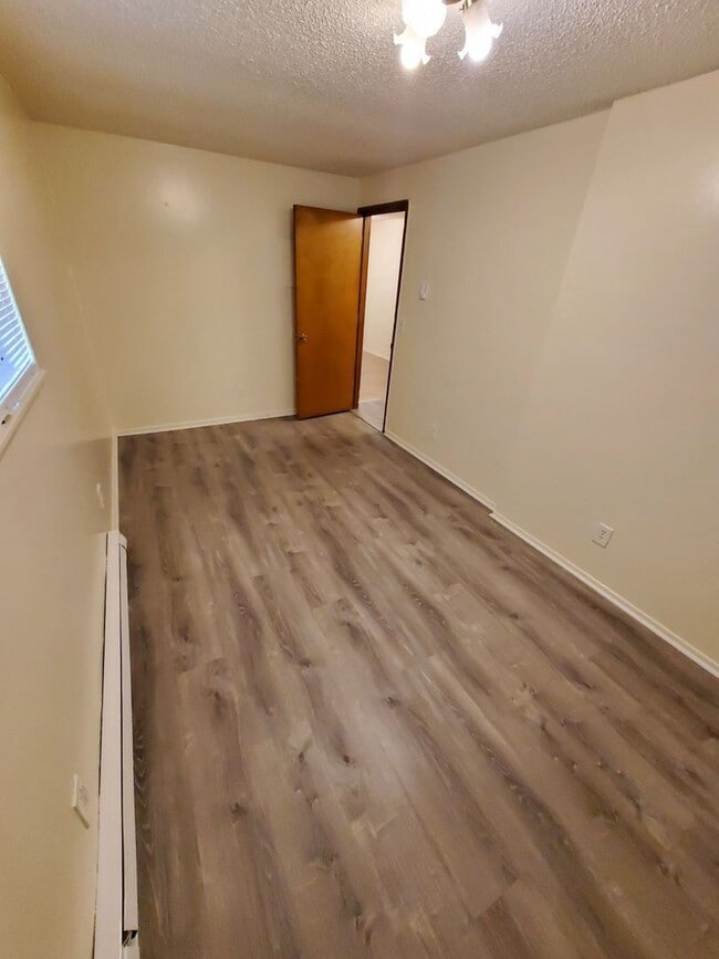 Building Photo - 156 Manbrin Dr N