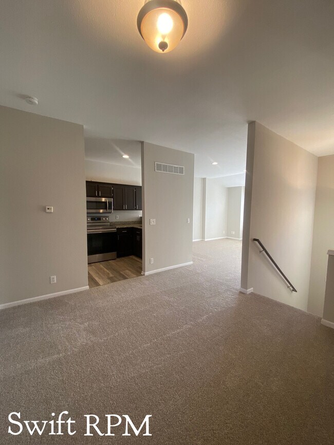 Building Photo - 1251 N Mart-way Dr