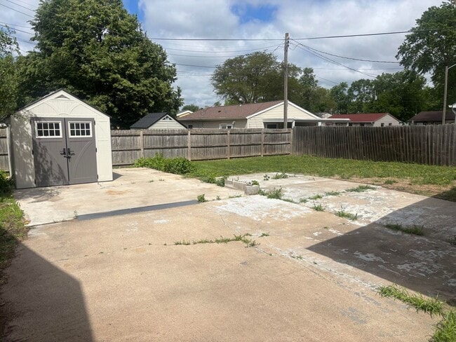 Building Photo - 3-bedroom, 2 bath house available now